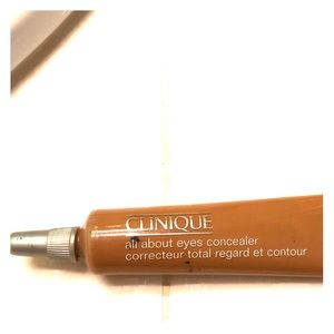 Undereye concealer. Color: Deep honey